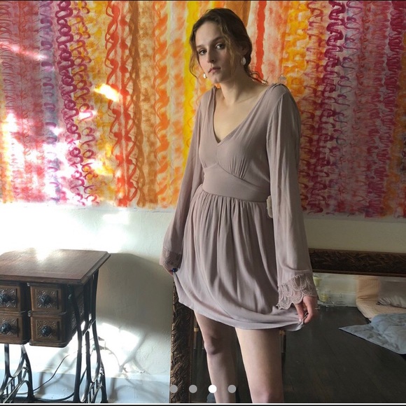 Alter’d State short mauve colored dress with long lace detailed sleeves. - Picture 3 of 4